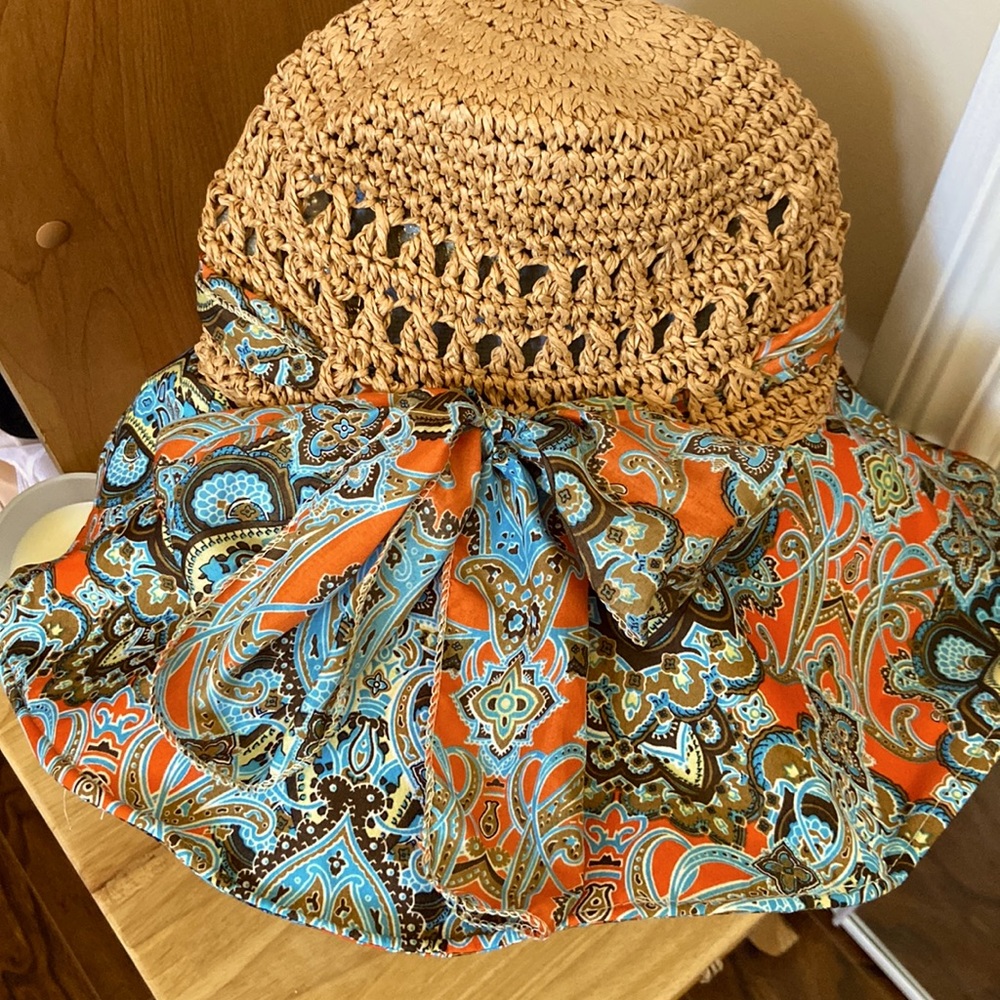 Straw hat with paisley fabric